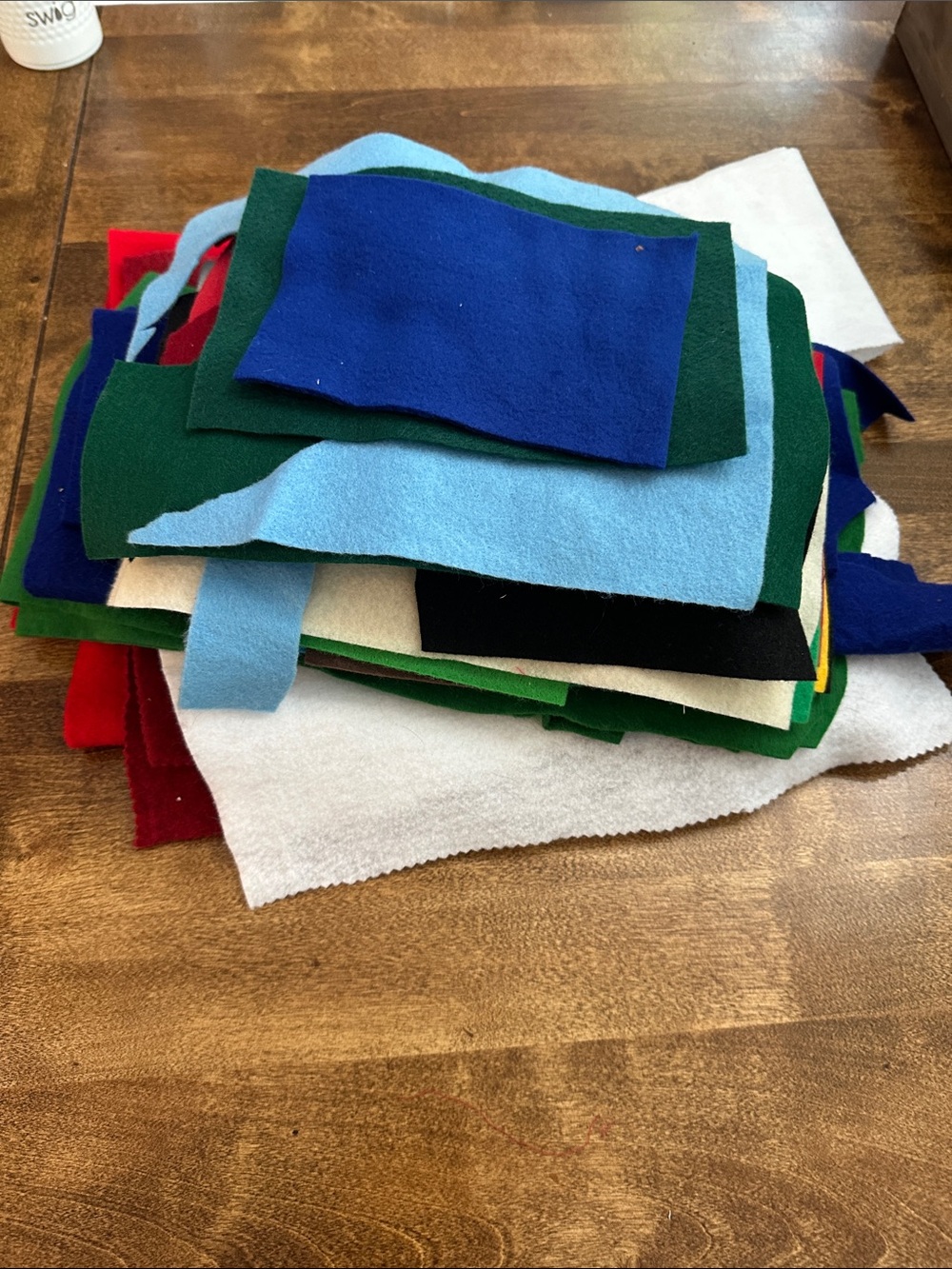 Assorted scrapes of felt - Picture 1 of 2